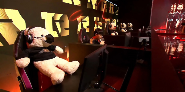 Плюшевые медведи заменили четырех игроков RNG на арене во время матча The International 2022 Плюшевые медведи заменили четырех игроков RNG на арене во время матча The International 2022