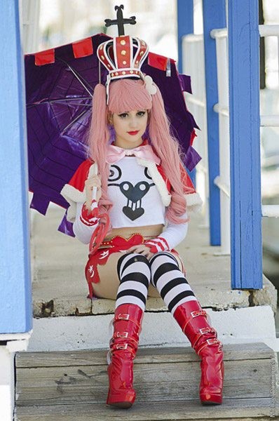 Склонитесь перед Пероной, предводительницей Армии Мёртвых Склонитесь перед Пероной, предводительницей Армии Мёртвых