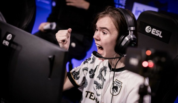 Spirit против Virtus.pro в четвертьфинале IEM Katowice 2025 Spirit против Virtus.pro в четвертьфинале IEM Katowice 2025