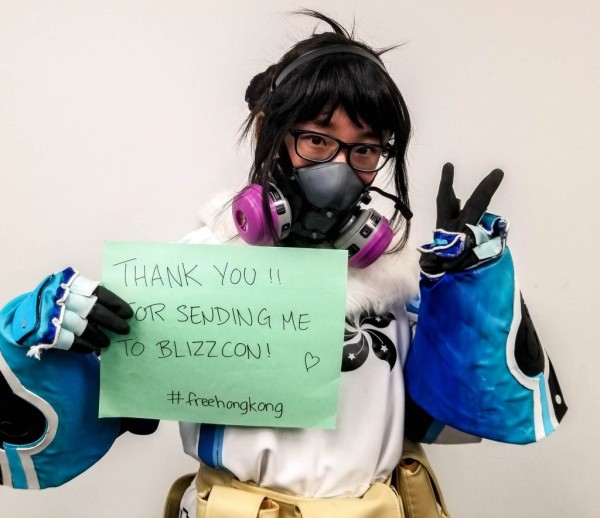 Неизбежный косплей Мей из Overwatch в поддержку Гонконга Неизбежный косплей Мей из Overwatch в поддержку Гонконга