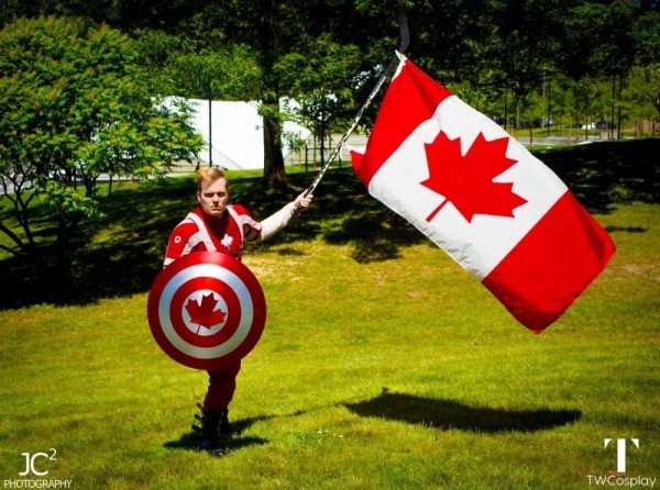 Косплей Капитана Канада спасет ваш день Косплей Капитана Канада спасет ваш день