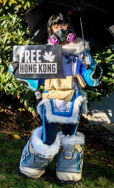 Неизбежный косплей Мей из Overwatch в поддержку Гонконга Неизбежный косплей Мей из Overwatch в поддержку Гонконга