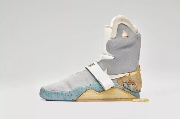 Оригинальные кроссовки из фильма «Назад в будущее» Оригинальные кроссовки из фильма «Назад в будущее»