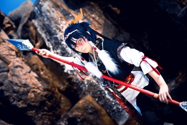 Аниме-косплей: волшебный косплей Хакурю Аниме-косплей: волшебный косплей Хакурю