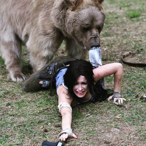 Косплей Lara Croft с гигантским медведем Косплей Lara Croft с гигантским медведем