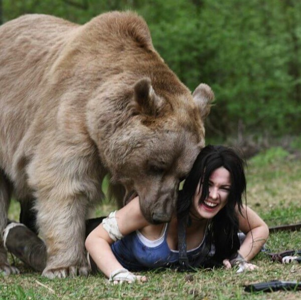 Косплей Lara Croft с гигантским медведем Косплей Lara Croft с гигантским медведем