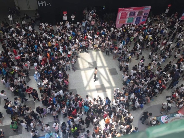 Косплей порно мема привлёк толпу и охранника Косплей порно мема привлёк толпу и охранника