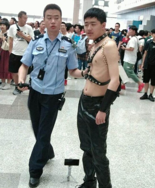 Косплей порно мема привлёк толпу и охранника Косплей порно мема привлёк толпу и охранника