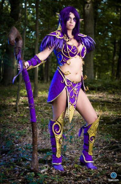 Победа в её руках: мистический косплей ночного эльфа-друида из Warcraft Победа в её руках: мистический косплей ночного эльфа-друида из Warcraft