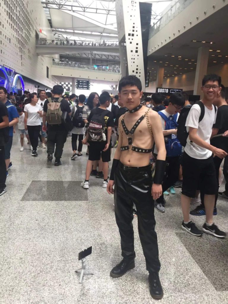 Косплей порно мема привлёк толпу и охранника Косплей порно мема привлёк толпу и охранника