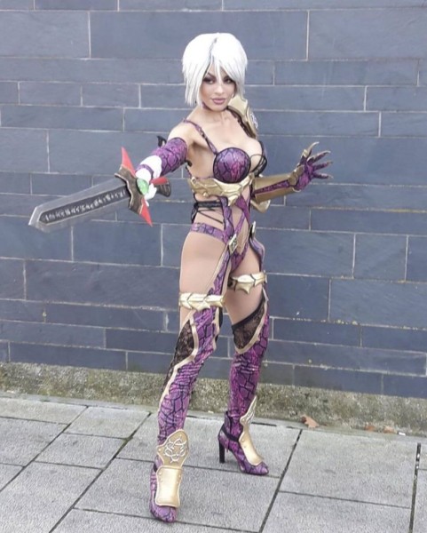 Косплеер Soul Calibur выглядит так же шикарно и беспощадно как и культовая Ivy Valentine Косплеер Soul Calibur выглядит так же шикарно и беспощадно как и культовая Ivy Valentine