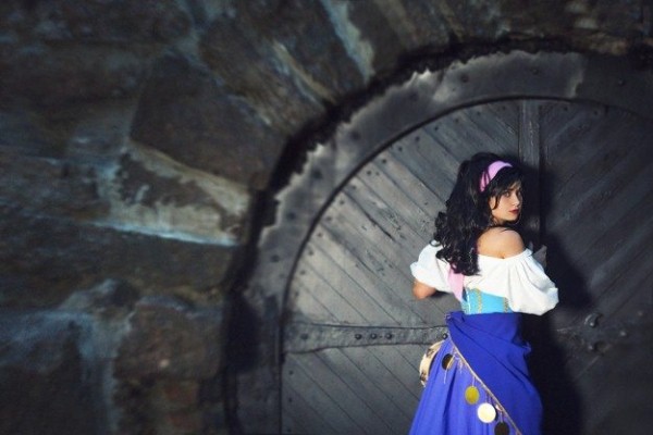 Косплей прекрасной диснеевской цыганки – Эсмеральды Косплей прекрасной диснеевской цыганки – Эсмеральды