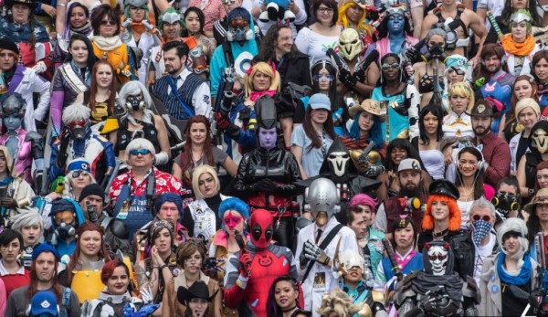 Целая толпа косплейщиков по Overwatch Целая толпа косплейщиков по Overwatch