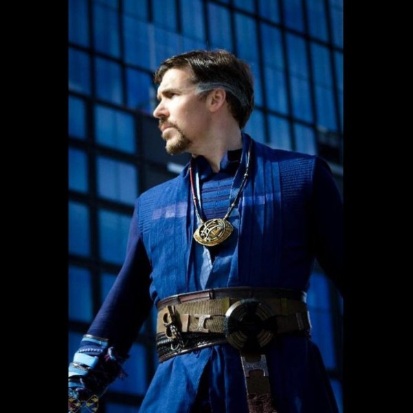 Чтобы сделать косплей Доктора Стренджа нужно два человека Чтобы сделать косплей Доктора Стренджа нужно два человека