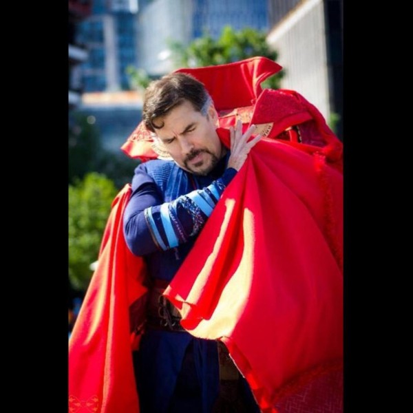 Чтобы сделать косплей Доктора Стренджа нужно два человека Чтобы сделать косплей Доктора Стренджа нужно два человека