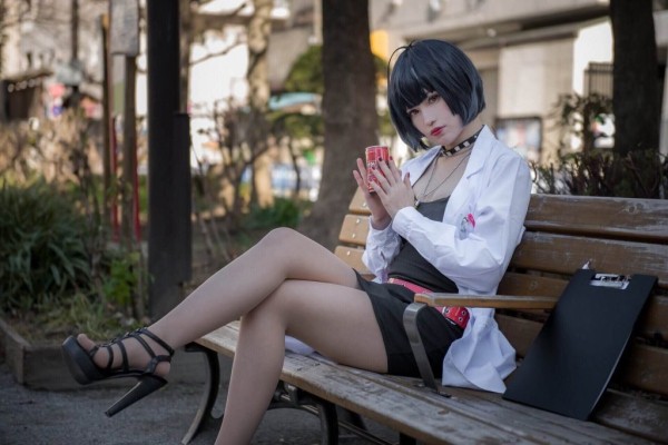 Отличный косплей на Punk Rock Doctor из Persona 5 Отличный косплей на Punk Rock Doctor из Persona 5