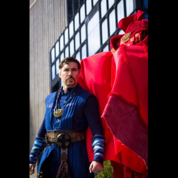 Чтобы сделать косплей Доктора Стренджа нужно два человека Чтобы сделать косплей Доктора Стренджа нужно два человека