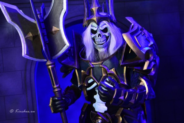 Металлический косплей на Короля Леорика