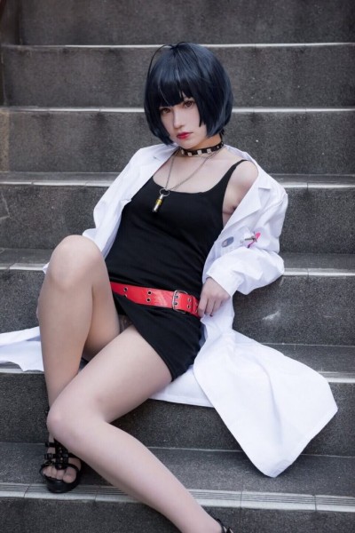 Отличный косплей на Punk Rock Doctor из Persona 5 Отличный косплей на Punk Rock Doctor из Persona 5