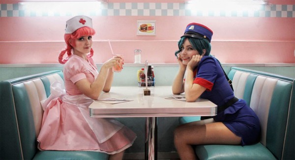 Медсестра Джой и офицер Дженни на досуге